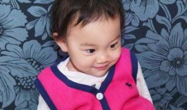 石榴男孩和奶奶娱乐吃瓜,石榴男孩与奶奶的欢乐吃瓜时光