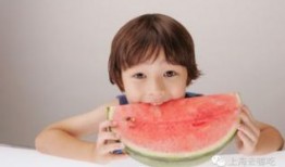 石榴男孩和奶奶娱乐吃瓜,石榴男孩与奶奶的欢乐吃瓜时光