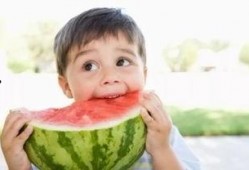 石榴男孩和奶奶娱乐吃瓜,石榴男孩与奶奶的欢乐吃瓜时光