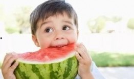 石榴男孩和奶奶娱乐吃瓜,石榴男孩与奶奶的欢乐吃瓜时光